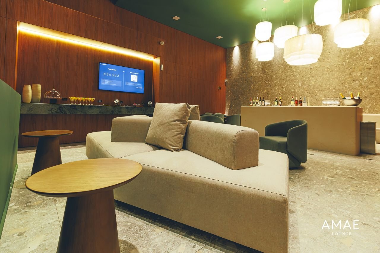 Sofás e mesas no ambiente do AMAE Lounge de Florianópolis