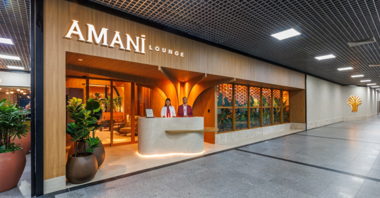 Fachada da Amaní Lounge no Aeroporto de Salvador, com recepção e letreiro iluminado