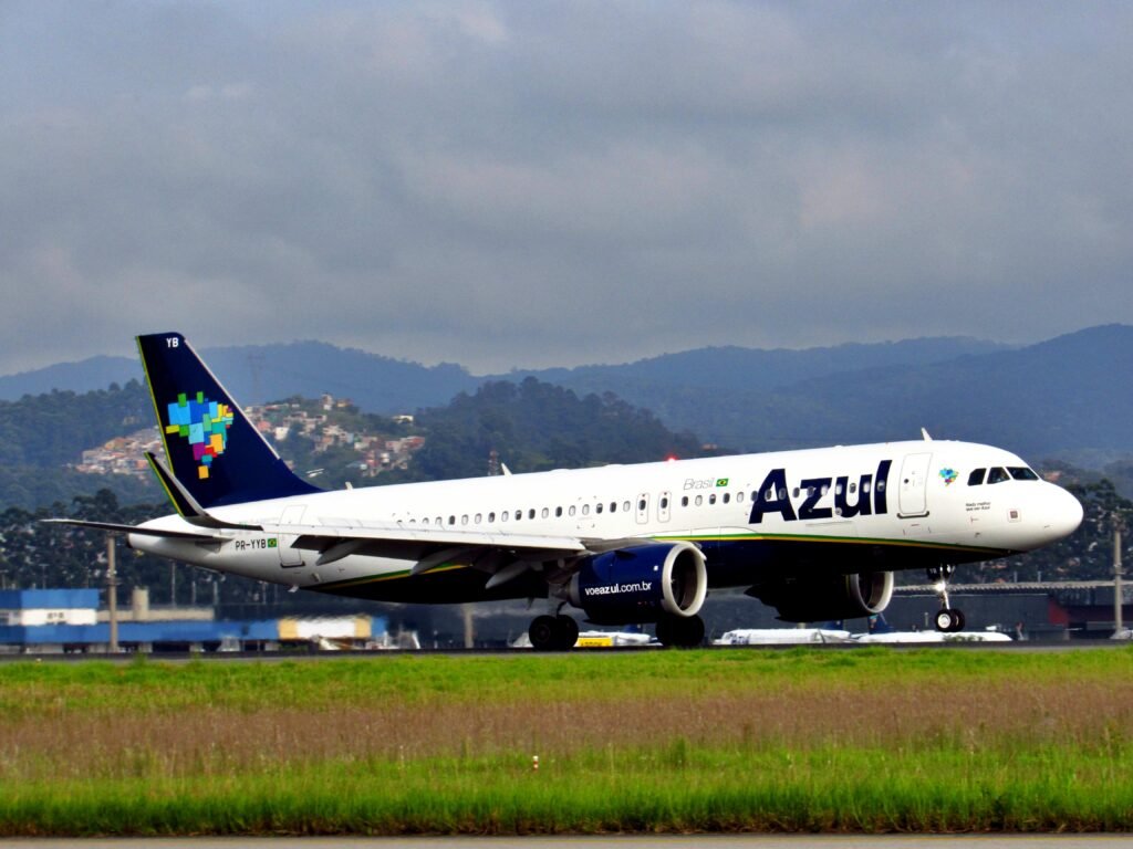 Airbus A320 da Azul em solo, com a pintura da companhia aérea.