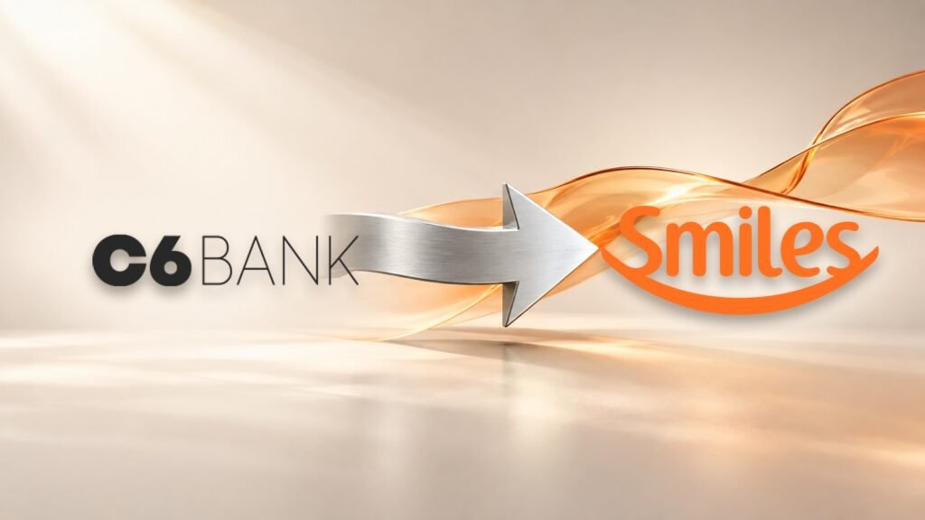 Logomarcas oficiais C6 Bank e Smiles com seta metálica tridimensional da esquerda para a direita, sobre fundo claro com detalhes alaranjados.