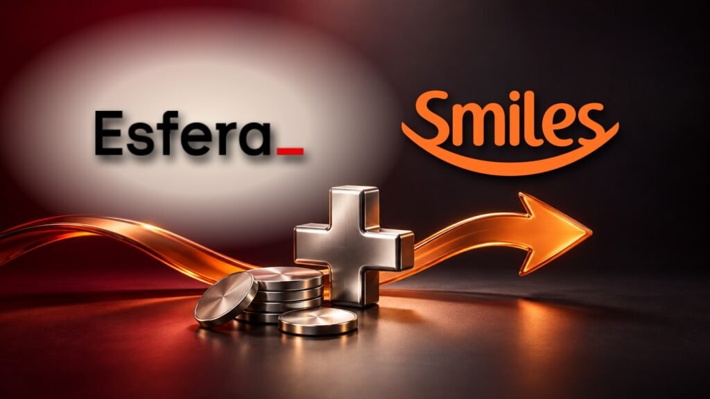 Logomarcas oficiais Esfera e Smiles alinhadas sobre ilustração com moedas, sinal de mais e seta tridimensional de transferência.