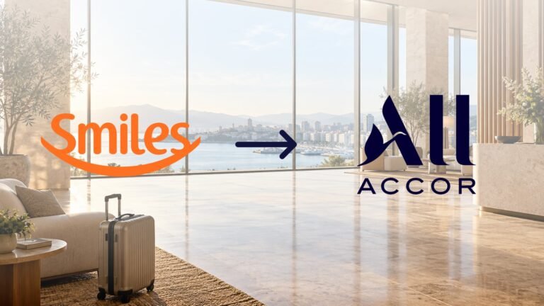 Logomarcas oficiais Smiles e ALL Accor com seta de transferência sobre um lobby de hotel ilustrativo.