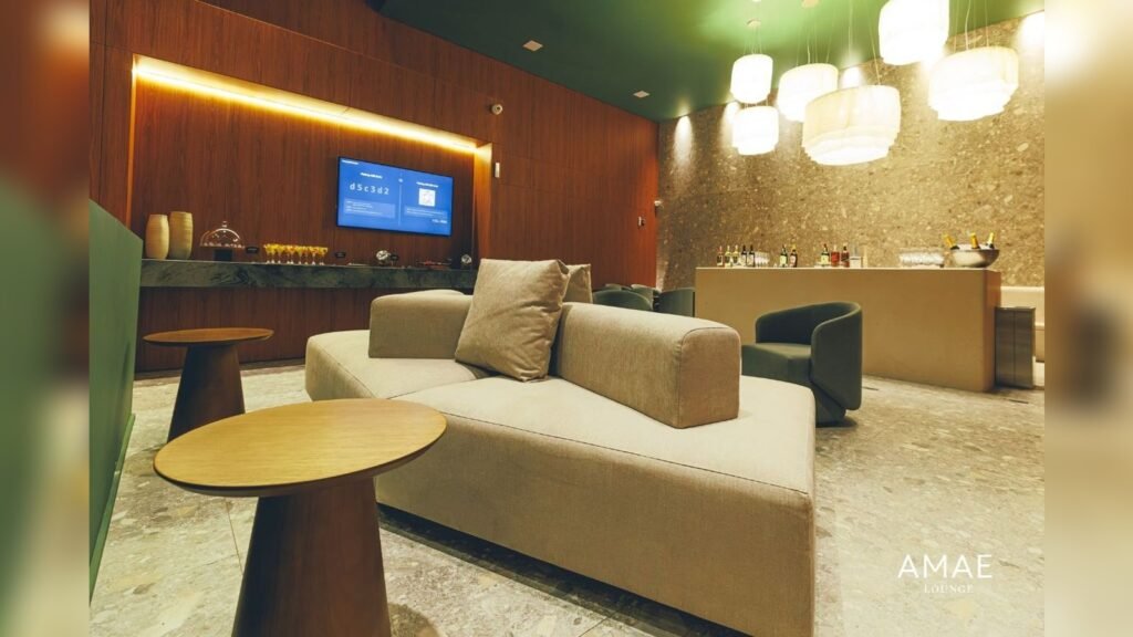 AMAE Lounge no Aeroporto de Florianópolis, com sofás, mesas e área de bebidas
