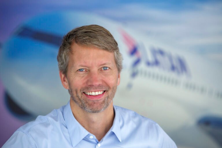 Jerome Cadier, CEO da LATAM Brasil, em retrato de arquivo com uma aeronave da companhia ao fundo.